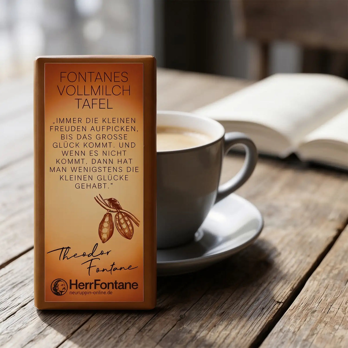 fontanes-schokolade-vollmilch-tafel-100g-vorderseite-mit-Herr-Fontane-Logo-vorKaffeetasse-Szene-01