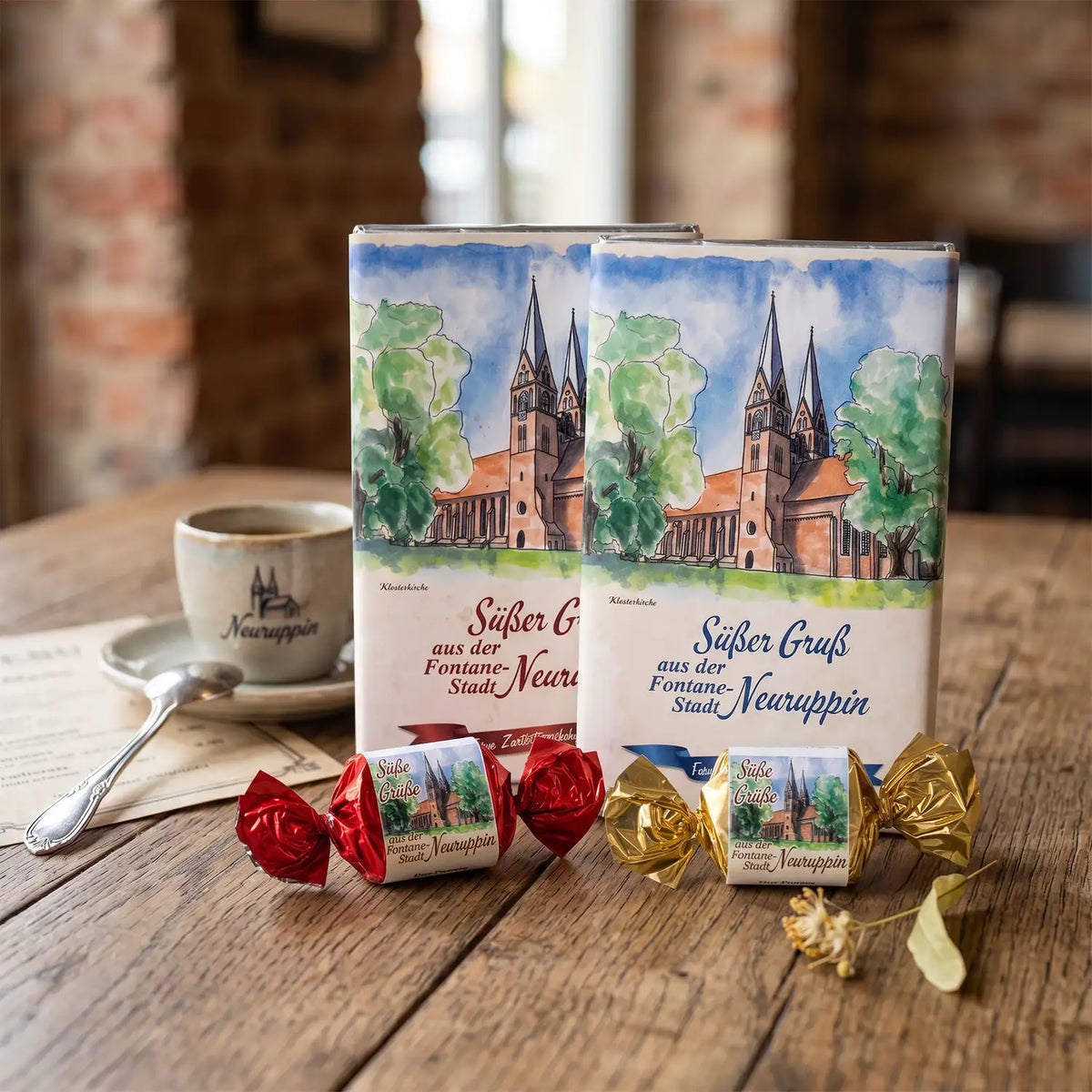 neuruppin-happen-und-suesser-gruss-tafeln-125g-auf-kaffeetisch
